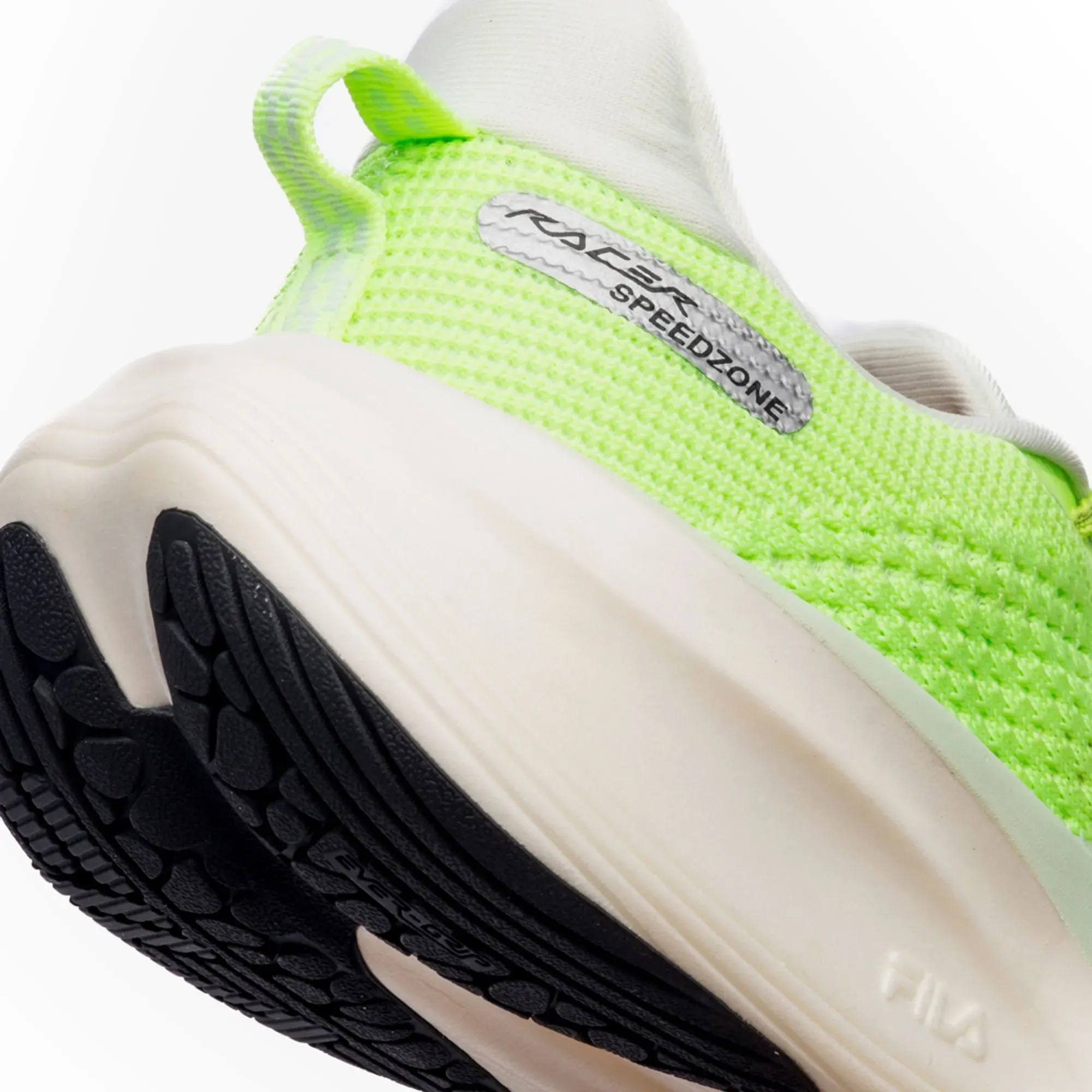 Close no solado antiderrapante do tênis feminino Fila Speedzone verde com detalhes em branco